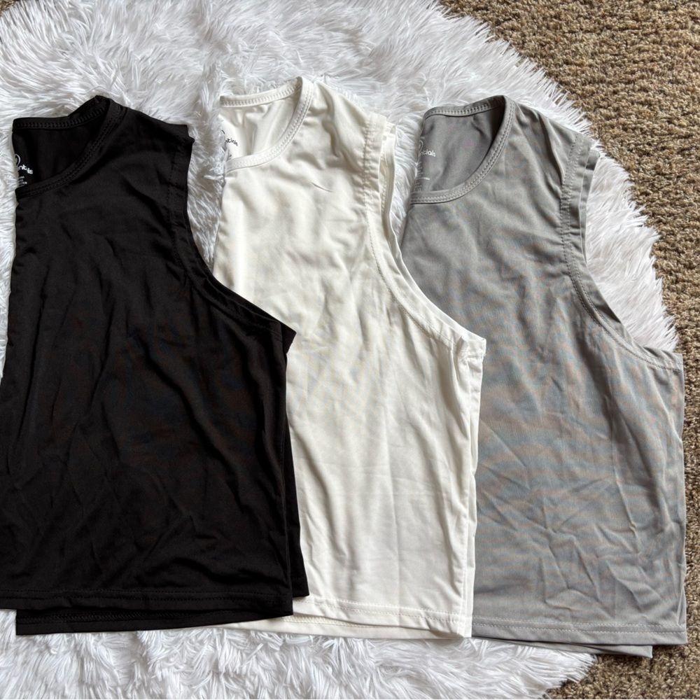 Real Essentials Tank Tops 3 Total‎ Womens Size Medium